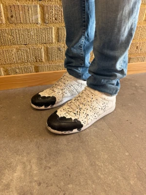 Masion Margiela skor - Säljer nu dessa fetta masion margela paint splatter för endast 2499 kan gå ner lite i pris vid snabb affär