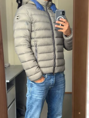Colmar Dunjacka - Säljer denna snygga dunjacka från Colmar i storlek S. Passar dig mellan 170-180 cm. Jackan har några defekter som syns på bild 3 och 4 annars inga andra defekter! Bara att skriva vid funderingar!🌟