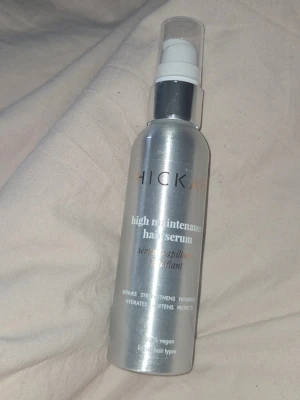 High Maintenance Hair Serum 75 ml - Säljer ett high maintenance hårserum från Hickap i en snygg silverfärgad pumpflaska. Serumet är veganskt och passar alla hårtyper. Det stärker, reparerar, mjukgör och skyddar håret samtidigt som det ger näring och återfuktar.