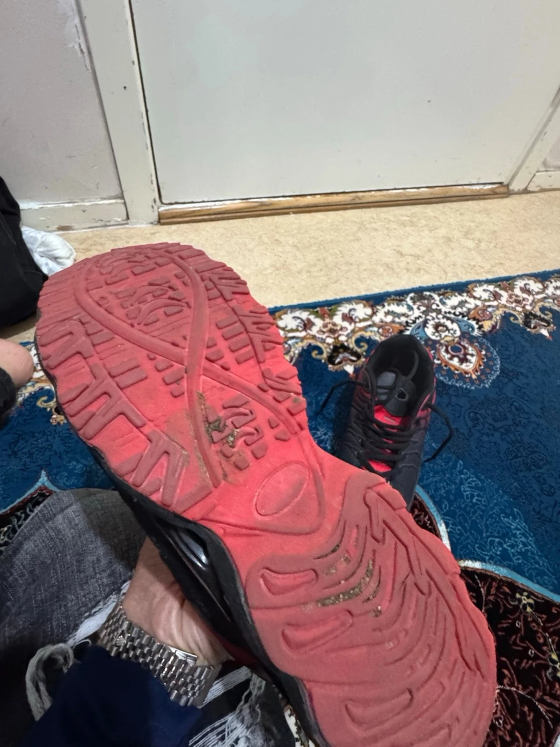 Svarta och röda sneakers med mönster - 2