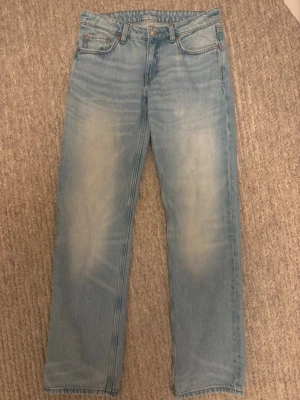 Ljusblå raka jeans - Snygga ljusblå jeans med raka ben. Storlek W27 L32
