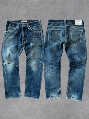 Levis 504 Straight - Sjuka Levis i 504 Straight modellen. Bra skick, några små revor osv.  Längd: 101 Midja: 42 Lår: 25 Fotvidd: 20 Skriv vid funderingar!
