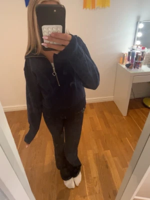 Mörkblå hoodie med dragkedja från GANT - Snygg mörkblå hoodie från GANT med bred krage och silverfärgad dragkedja framtill. Perfekt för en avslappnad och stilren look.