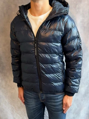 Peak Performance vinterjacka - Stl M - Fin vinterjacka från Peak Performance! | Mycket bra skick: 9/10, utan defekter! | Stl: M, Modellen är 178cm och väger ca 77kg | Hör av dig vid frågor // Galgen 🫡