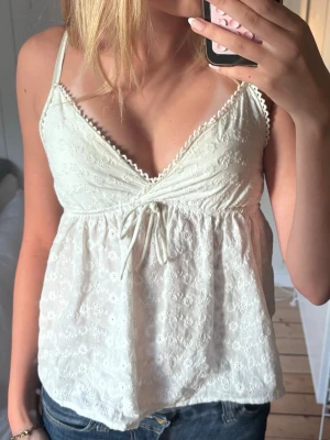 Topp från subdued - Jag säljer den här jätte söta toppen från subdued💕den är i storlek S och jag har knappt använt den. 💕