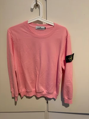 Stone Island sweatshirt - Säljer en rosa stone island i storlek S. Perfekt för en avslappnad och trendig stil.