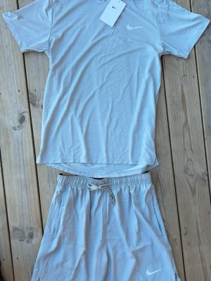 Nike Miller set grå  - Säljer detta Nike Miller set i grå färg storlek medium men är som storlek small skriv om ni är intresserad av att köpa fraktar samma dag 
