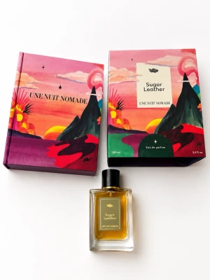 Une Nuit Nomade Sugar Leather 100 ml – nischparfym - Sugar Leather från Une Nuit Nomade, 100 ml-flaska. Varm, söt och kryddig nischdoft med gourmandkänsla och tydliga inslag av vanilj, läder och kryddor. Passar extra bra till höst och vinter och har en mer unik profil än vanliga designerparfymer.  Originalbox medföljer. Se bilder för ungefärlig mängd kvar och skick.  📦 Snabb frakt 💬 Bud välkomnas ♻️ Fler utvalda märkesplagg och nischparfymer finns på profilen