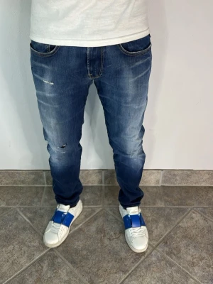 Replay anbass jeans - SKICK — 9/10 Utmärkt skick. Små tecken på användning.  STORLEK — 33/32 Modellen är 185 cm lång och väger 76 kg.  MÅTT (CM) (Se sista bilden för måttguide)  A — 43 cm B — 101 cm C — 16 cm