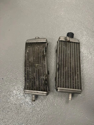 Två kylare i metall till motorcykel - Tjena säljer 2st cross kylare kx125 kylare ena är lite sne  men den läker inget har tästat 