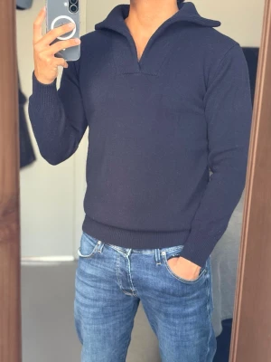 Massimo Dutti - En skön unik stickad tröja från Massimo Dutti i storlek S.  Passar dig mellan 170-180 cm. Tröjan har inga defekter alls! Bara att skriva vid funderingar!🌟