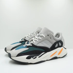 Adidas Yeezy Boost 700 Wave Runner Solid Grey - Välanvända sneakers i grå färg. EU 44 2/3 kommer med låda. Kommer vara med på vår Plick Live den 30e Augusti kl 19.00