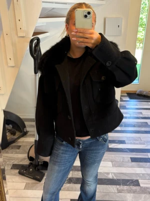 Meotine jacka  - svart meotine jacka, storlek s/m, kan byta mot en i storlek xs/s!! Jackan är som ny, använd men inga defekter eller tecken på användning- nypris 3000kr. Går absolut att gå ner i pris vid en snabb affär.