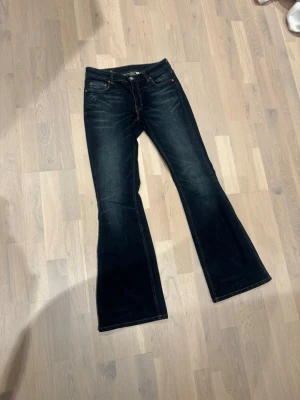 Flame low flared jeans - Mörkblå bootcut weekday jeans storlek W 27 L 32. Nästan aldrig använda.
