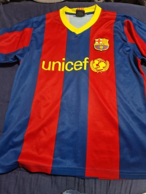 Fc barcelona shirt - Adidas football shirt barcelona. David villa Size s