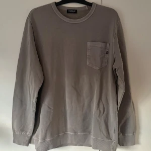 Dondup sweatshirt - Dondup sweatshirt, storlek M, grå unik och sällsynt modell som ej går att få tag på längre. Använt men bra skick! Väldigt eftertraktad och chill tröja som är perfekt nu till vinterhalvåret. Tveka inte vid minsta fundering.