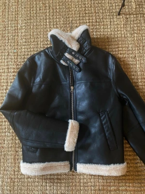 Hm shearling jacka - Superfin jacka ifrån HM, storlek M (passar s/m). Mycket bra skick, knappt använd! 
