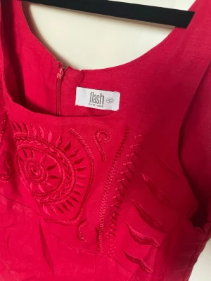 Flash topp röd stl 40 - En röd topp från Flash med broderade detaljer.  Perfekt för vissa tillfällen! stl 40
