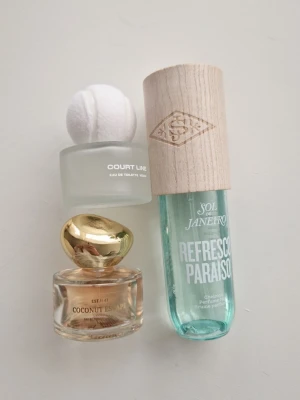 Sol de Janeiro, Coconut Escape, Court line  parfym -  Sol de Janeiro Refresco Paraiso Cheirosa Perfume Mist med noter av regnskogsorkidé, havsbris och brasiliansk blå kaktus. 90 ml , ca 70% kvar  Coconut Escape Eau de Toilette med toppnoter av apelsin, kokos och persika. Mellannoter av ylang ylang, guaiacwood och tiareblomma. Basnoter av vanilj, heliotrop och mjölk. 30 ml ca 80 %, kvar.               Court line med doftnoter av bla lime,viol och muskler. Endast testad 30 ml