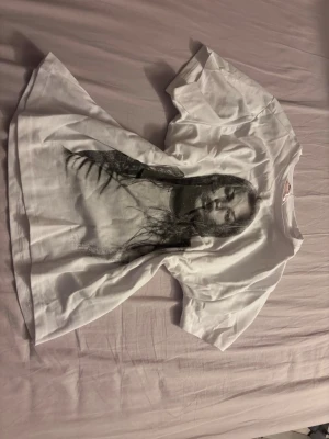 Vit t-shirt med tryck  - Vit tshirt från Gina tricot 14+, aldrig använd med prislapp. Storlek LPerfekt för dig som gillar tshirts med motiv och enkel stil.