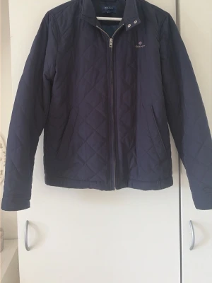 Mörkblå quiltad jacka från Gant - Snygg mörkblå quiltad jacka från Gant~Perfekt till kallare dagar nu inför hösten~Ny pris 1999~ mitt pris 699~Storlek S~Skriv gärna för mer information eller bilder🤩🤩