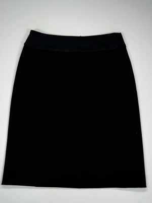MAX & Co. Svart pennkjol med hög midja - En klassisk svart pennkjol med hög midja och stilren design. Kjolen har en rak passform och dragkedja bak. Perfekt för dig som gillar en enkel och tidlös look. Passar till många olika outfits och är lätt att matcha. 0035