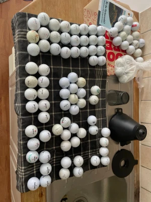 Stort parti vita golfbollar - Säljer ett stort gäng vita golfbollar av olika märken och modeller. Perfekt för dig som vill fylla på golfbagen eller öva på rangen. Bollarna har klassisk rund form och är tillverkade i slitstarkt material. Perfekt för golfentusiasten som vill ha många bollar till bra pris.