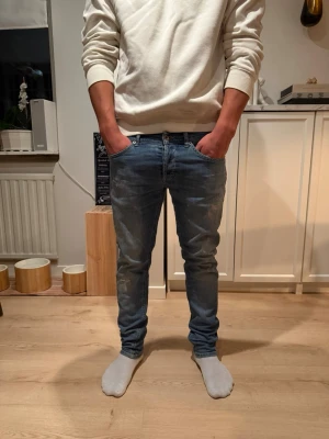 Dondup George  -  Dondup jeans george storlek 33 ny pris 4000 original slitningar från fabrik har mått vid midja och längd. Hör av dig vid frågor 