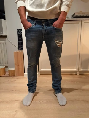 Dondup george  - Dondup jeans george storlek 32 ny pris 4000 ej original slitningar från fabrik har mått vid midja och längd. Hör av dig vid frågor 