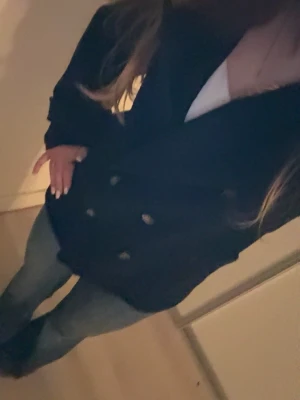 mörkblå kappa💕 - säljer nu denna super snygga mörkblåa kappan köpt från kidsbranstore. Den är i bra skick och supersnygg i storlek 170/178. pris på hemsidan är 699 kr 💕💕