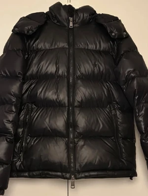 Ralph Lauren Puffer Vinterjacka - Strålande skick efter den endast är använd under 1 vinter. Har givetvis orderbekräftelse och jackan är givetvis äkta. Köpt för dryga 4000 men kan tänka mig betydligt mindre än så. Storlek S, kan passa någon en aning större. Bättre pris vid snabb affär men har inte bråttom att sälja. Finns i Västerås! 