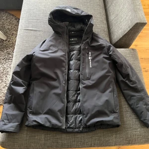 Sail Racing jacka - Jättefin Sail racing jacka till hösten och vintern. Den är i storlek M. Använd under en vinter och är i väldigt fin skick, den har bara ett litet märke på armen som ni ser på sista bilden men det är ingeting man tänker på.