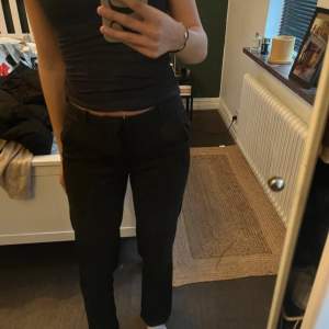 Mid waist raka kostymbyxor från vero moda i storlek S. Har sytt in de lite i midjan för att få en lite mer tight fit. Inga defekter annars.