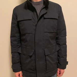 Massimo dutti jacka - Säljer denna Massimo dutti field jacket. Sitter som M men är storlek S. 
