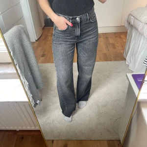 Mörkgrå raka jeans  - Från Zara, köpt men använd 1 gång. De är klippta där nere. Passar mig perfekt i längden som är 161 cm 🩷