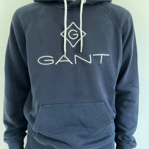 Gant hoodie  - Tja, säljer denna feta Gant hoodie, då den inte har kommit till användning, skicket är helt nytt och priset är INTE spikat i sten! Hör av vid minsta lilla fundering.