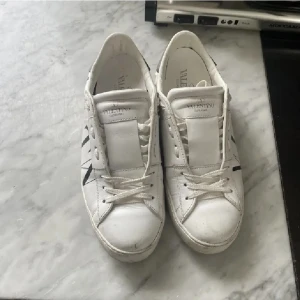 Valentino skor - Säljer mina valentino skor i storlek 38, de är väl använda men fortfarande i ganska fint skick därav priset 