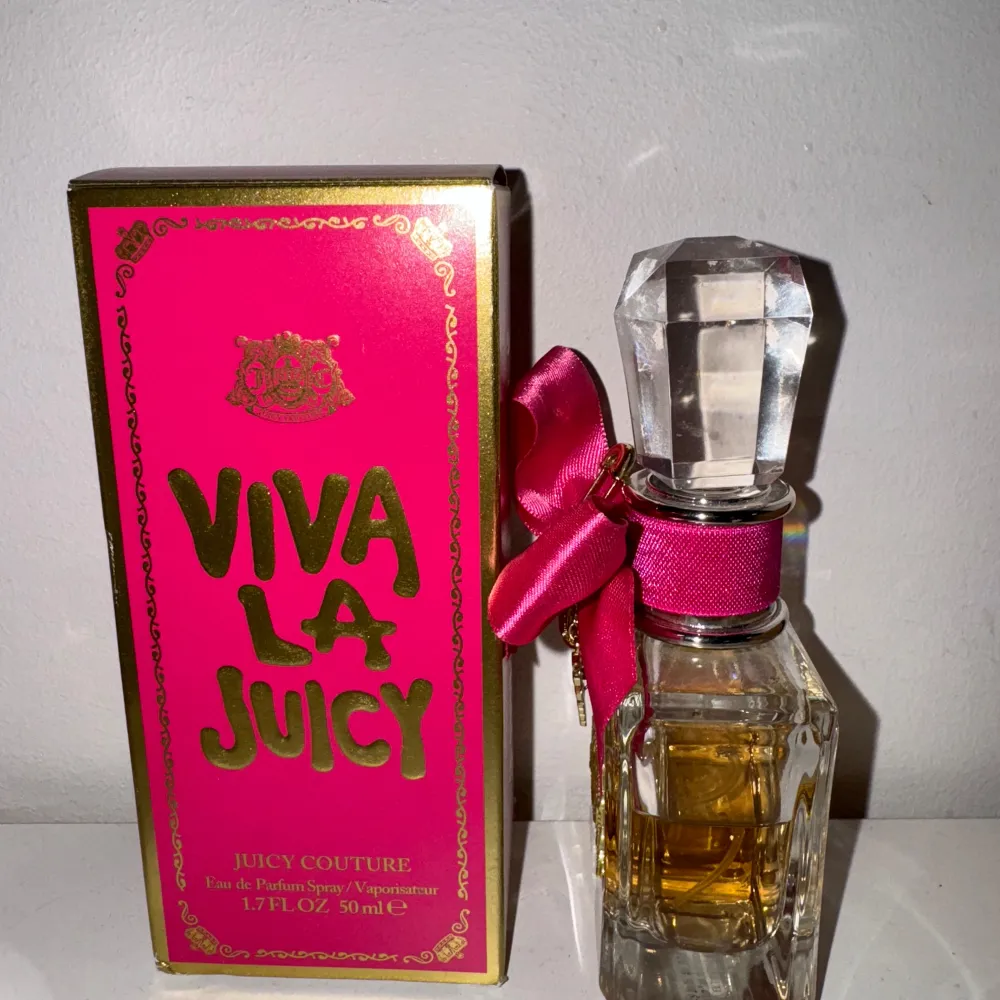 Juicy Couture Parfym 50ml, c.60% kvar av flaskan. Viva la juicy.  Vilda bär och mandarin, kaprifol, gardenia och jasmin. Ambra, katsuraträd, vanilj, sandelträ och bränd mandel.. Parfym.