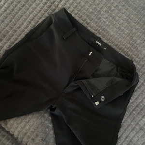 Lågmidjade kostymbyxor  - Säljer lågmidjade kostymbyxor från bikbok i strl 36 för 250 kr. Endast använda ett fåtal gånger och dom är i ett fint skick o inga fläckar eller hål heller❤️