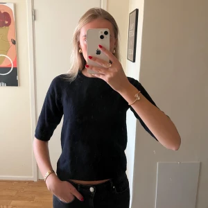Trekvarts tröja - Säljer en stickad tröja med lite längre t-shirt armar från Zara. Använd ett fåtal gånger,  och väldigt skönt material! Storlek S! Skriv ifall fler frågor, bilder!💕💕