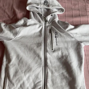 Sail racing zip hood - Väldigt bra skick! Inga hål eller liknande. Skriv vid frågor eller funderingar.