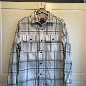 Overshirt från H&M - Overshirt från H&M i nyskick!