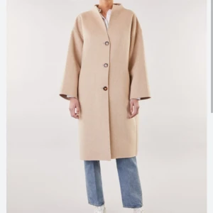 Beige kappa från Styler - Säljer en superfin beige kappa från Stylen i storlek L. Perfekt för höst och vår när du vill hålla dig varm och snygg. Passar både till vardags och lite finare tillfällen! Jag köpte den förra året, men den har varit oanvänd i garderoben tills nu.
