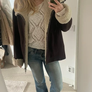Höstjacka/vårjacka teddy - Säljer min varma lurviga jacka från weekday i nyskick. Perfekt inför kallare säsonger såsom höst, vinter och början av våren☺️. Orgpris 1099kr. Priset är diskuterbart🥰
