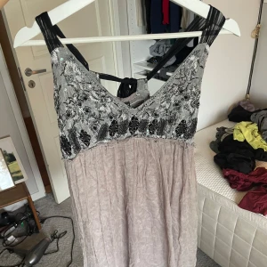 Y2k klänning - Jättesnygg klänning! Köpt från humana secondhand men kommer inte till användning, är i mycket bra skick💓