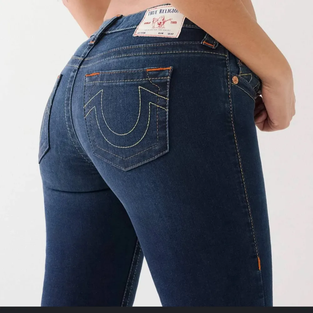 Helt nya jättesnygga True Religion jeans i modellen Billie mid rise straight. Aldrig använda, endast provade men har ej lappen kvar. Nypris var 1300kr. Pris kan diskuteras. (Bilderna är från hemsidan).. Jeans & Byxor.