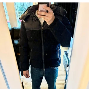 Ralph lauren jacka  - Riktigt fet Ralph lauren dunjacka som passar perfekt till vintern! Nypriset ligger på runt 6000 men den är svår att hitta. Skick 10/10. Skriv om frågor.