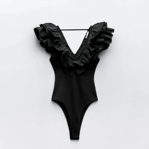 Zara body - Skit snygg body med volanger från zara! Är storlek M men passar mig som vanligtvis brukar ha XS/S💓 Aldrig använd och prislapp kvar🙌🏼