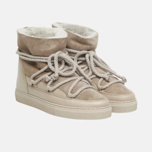 Inuikii  - Säljer mina helt nya inuikii’s. Har haft de i 2 veckor men är för små för mig som brukar ha 38,5. När jag fick skorna fanns det hål i lådan samt en ”gulare” fläck på ena skon (syns knappt). Helt nya förövrigt. Limited edition (köptes för 3000kr)