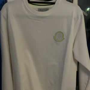 Långärmad moncler - Köpte från the plug oanvänd inte min still vet inte varför jag köpte ens, pris kan diskuteras vid snabb affär 